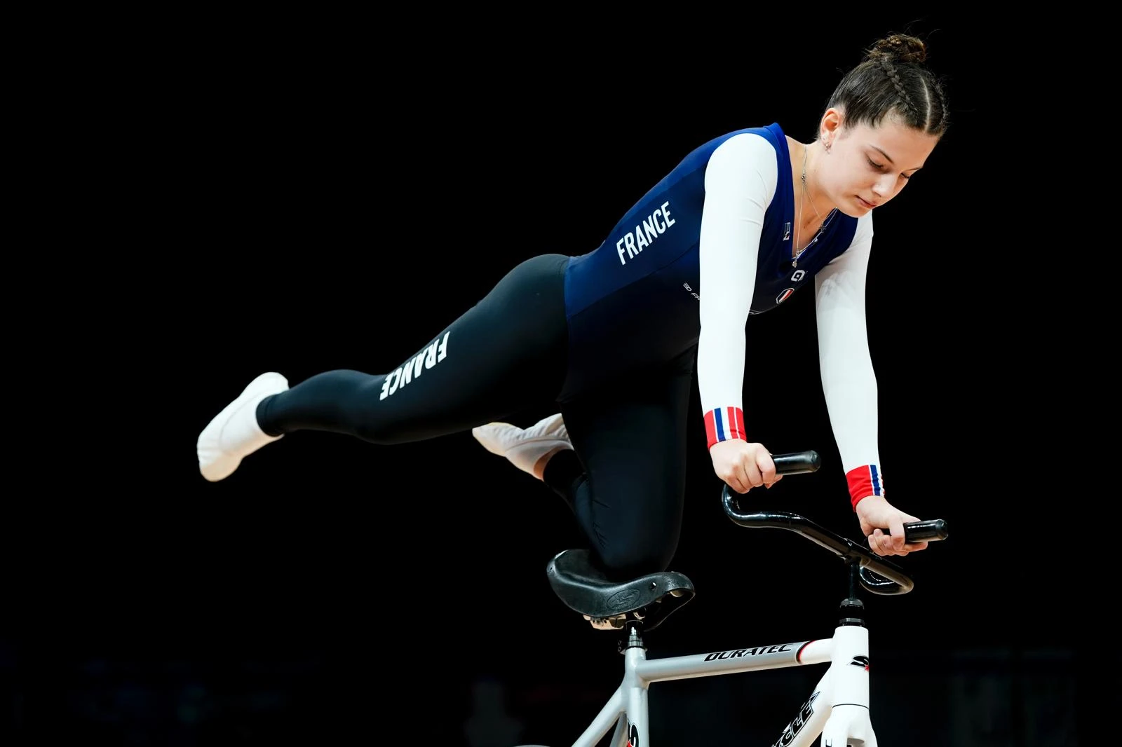 Justine — figure debout-selle